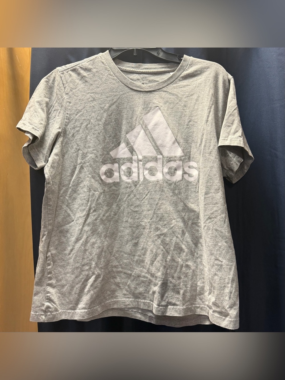 ESSENTIALS BIG LOGO TEE